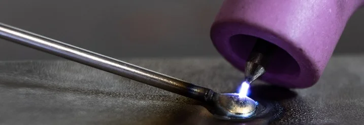 Schweißbrenner schweißt Metall